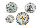quatre assiettes présentant différents motifs et dessins sur un fond blanc