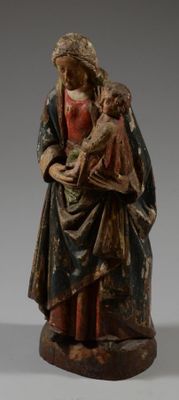 statue d'une femme tenant un enfant dans ses bras
