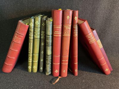 Plusieurs vieux livres sont empilés les uns sur les autres sur une surface noire