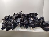 plusieurs paires de chaussures posées sur une table