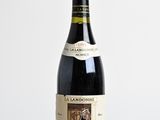 une bouteille de vin posée sur une table