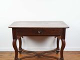 une vieille table en bois surmontée d'un tiroir