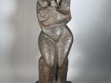 statue d'une femme tenant un bébé dans ses bras