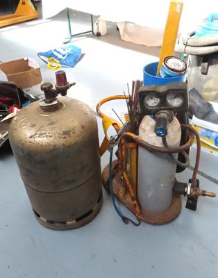 deux bouteilles de gaz propane posées sur une table
