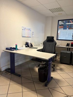 un bureau avec une chaise et un ordinateur dessus