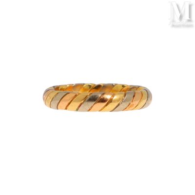 gros plan d'une bague en or sur fond blanc