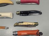 a lot of different types of knives on the table