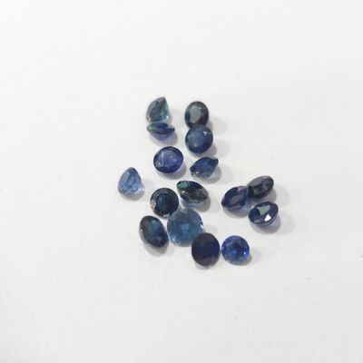un ensemble de saphirs bleus posés sur une surface blanche