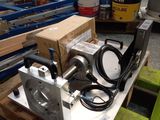 une machine posée sur une palette dans un entrepôt