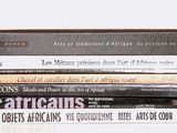 quatre livres empilés les uns sur les autres sur une table