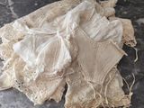 un tas de dentelle blanche posé sur une table