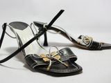 sandales vintage en cuir noir, avec des boucles dorées et des lanières à la cheville