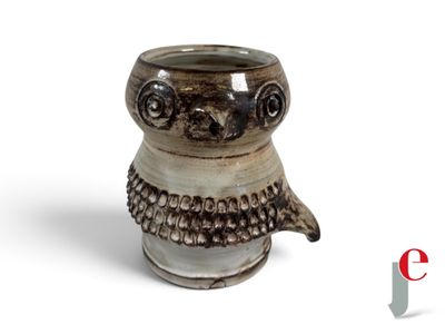 une tasse en céramique en forme de chouette, avec une anse, sur fond blanc
