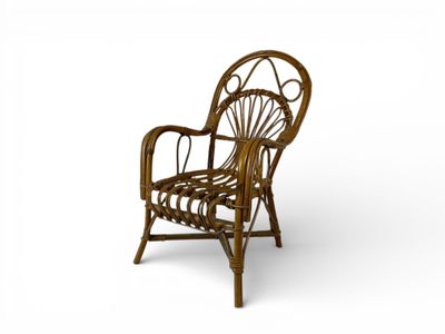 Vers 1960 Petit fauteuil d’enfant en osier (petit accident).
