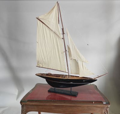 une maquette de voilier posée sur une petite table