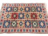 un tapis coloré sur fond blanc