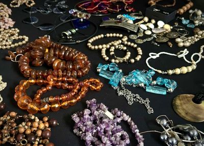 de nombreux types de perles et de colliers posés sur une table
