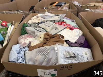 de nombreux cartons remplis de vêtements et d'autres articles dans le magasin