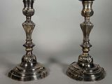 paire de bougeoirs anciens en argent sur socle, sur fond gris