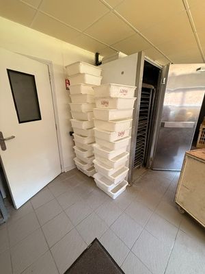 de nombreuses boîtes empilées les unes sur les autres dans la cuisine