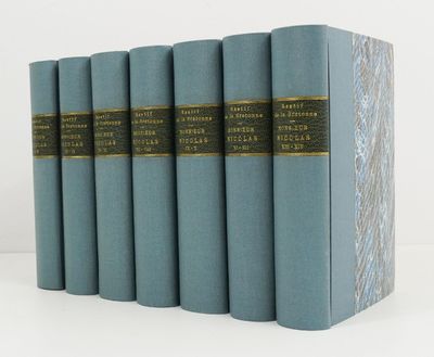 six livres bleus alignés les uns à côté des autres sur une surface blanche