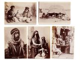 quatre vieilles photographies en noir et blanc représentant un homme, une femme et un chien
