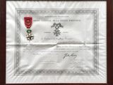 une image représentant un certificat orné d'un ruban rouge et d'une médaille