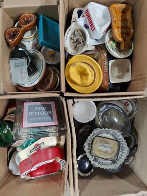 des cartons remplis d'objets divers posés sur un plancher en bois