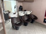 quatre chaises dans le salon, à la disposition des clients