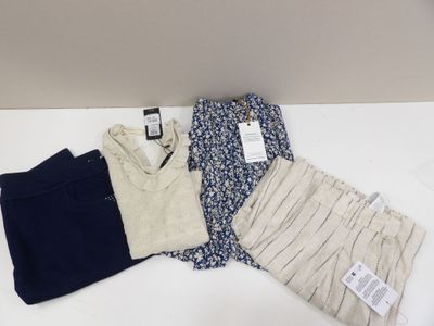 quatre vêtements disposés sur une surface blanche