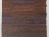 une image représentant un morceau de tissu marron et violet posé sur une surface blanche