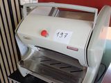 une machine posée sur une table