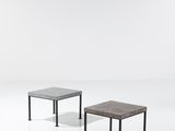 deux petites tables placées côte à côte sur une surface blanche