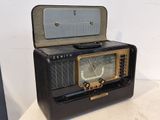 une radio à l'ancienne posée sur une table