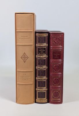 trois livres superposés sur une surface blanche