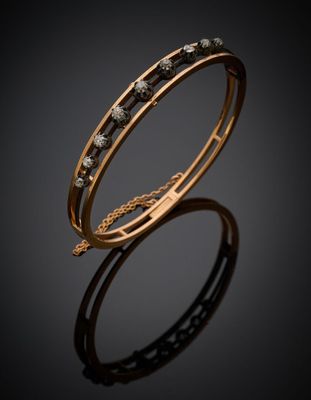 un bracelet en or serti de diamants noirs sur fond noir