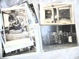 plusieurs vieilles photos en noir et blanc représentant un groupe d'hommes et de femmes