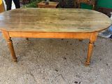 une table sur laquelle est posé un plateau en bois