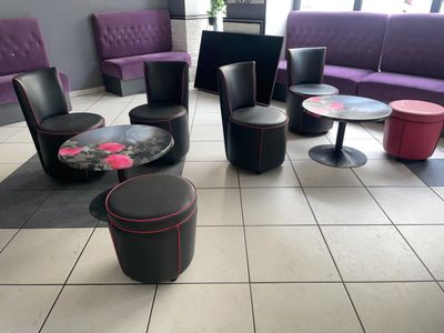 une pièce contenant beaucoup de chaises et de tables