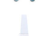 deux paires de boucles d'oreilles « cubicge » bleues et blanches posées sur une surface blanche