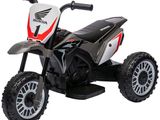 une moto miniature exposée sur un fond blanc