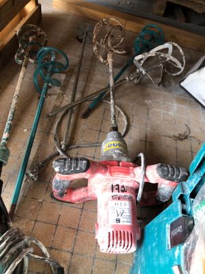 une photo montrant un tas d'outils posés par terre