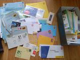 une boîte remplie de courrier posée sur une table en bois