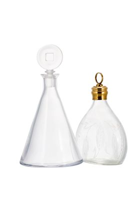 deux flacons en verre transparent avec un bouchon doré et un bouchon doré