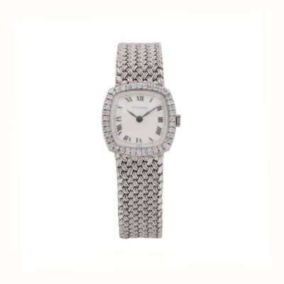 une photo d'une montre-bracelet pour femme dont la lunette est sertie de diamants
