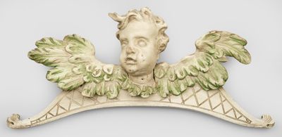 une statue représentant un homme ailé posée sur une étagère