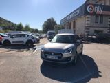 une voiture garée sur un parking devant un immeuble
