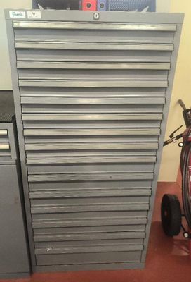 un vélo posé à côté d'une armoire à outils