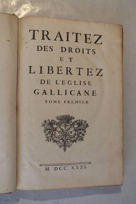 un livre ouvert sur une table