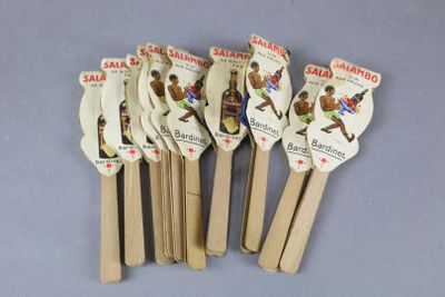 six cuillères en bois aux motifs variés posées sur une table